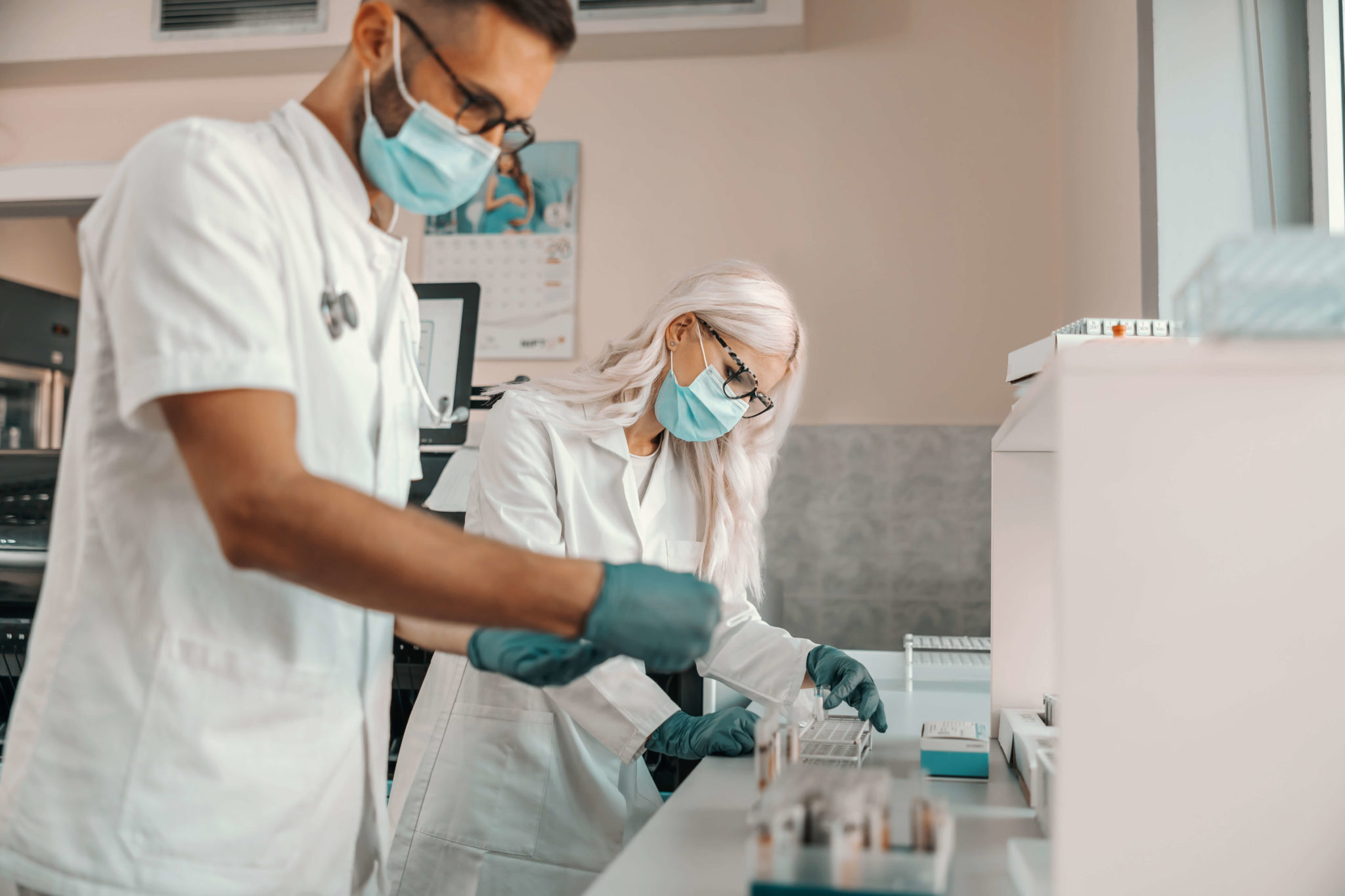 https://www.3ssante.com/wp-content/uploads/2022/11/Fiche-metier-pharmacien-biologiste-2048x1365.jpeg