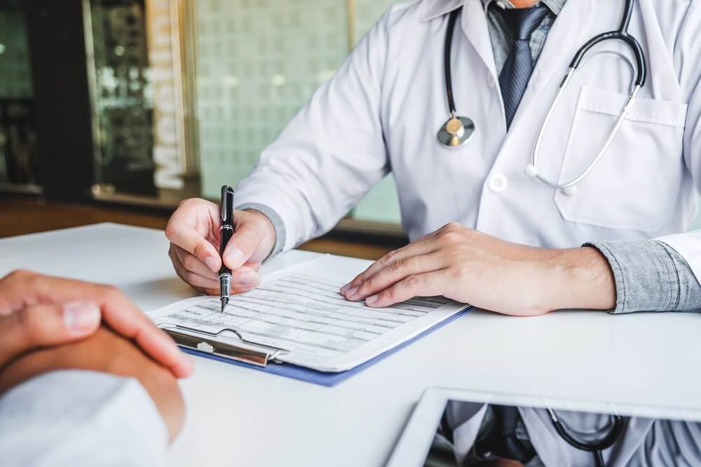 Femme Enceinte En Cours D'examen Avec Stéthoscope Concept De Grossesse